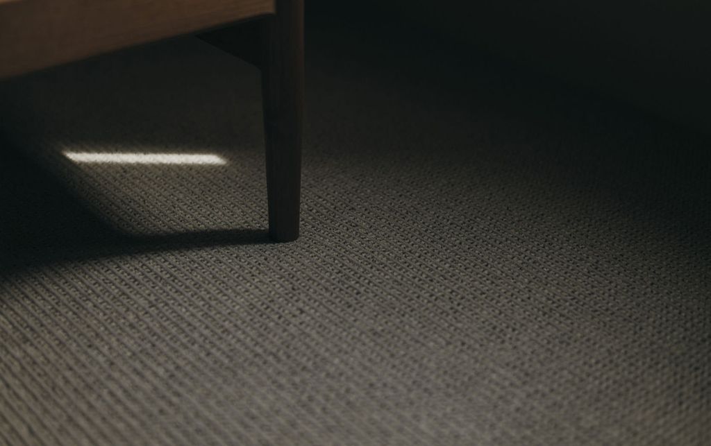 床に敷かれたWOOLFLOORING。不均一な表情を表しつつも緻密な規則正しい構造が堅牢性を保つ