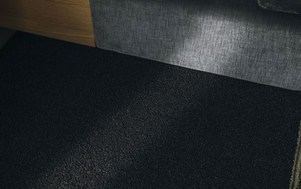 暗い色でも風合いのある踏み心地のよさそうなウールカーペット