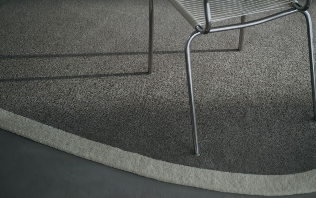 縁に色の切り返しがあるWOOLRUG「Frame」