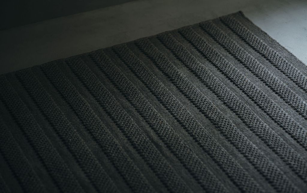 起伏のある表情をもつWOOLRUG「Knitting」