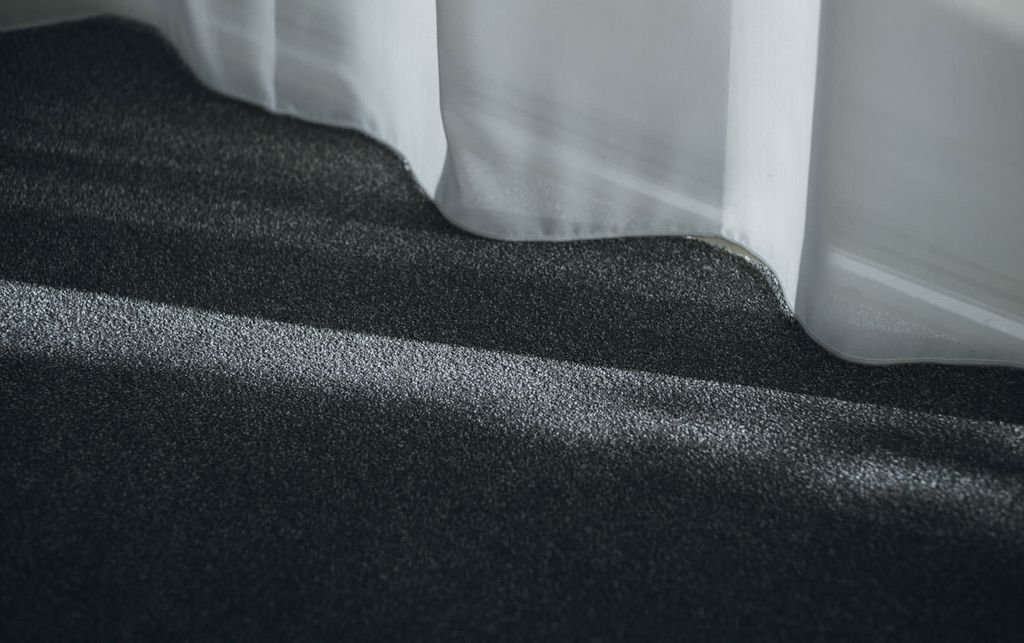 WOOLTILE for Contractの上でカーテンが揺れている