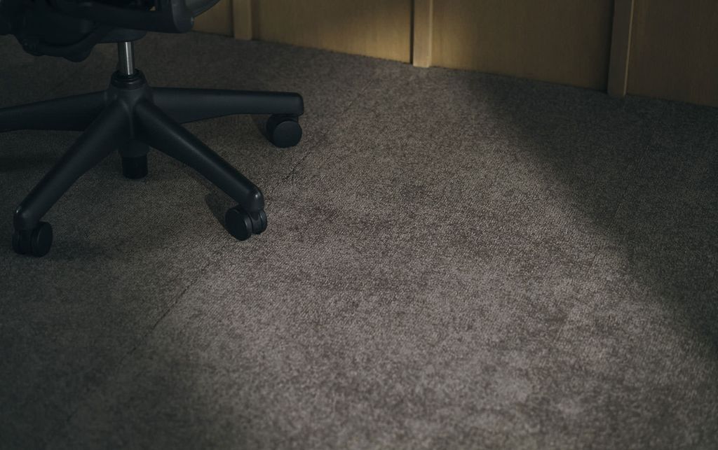 床に敷かれたWOOLTILE for Contractの上にオフィスチェア