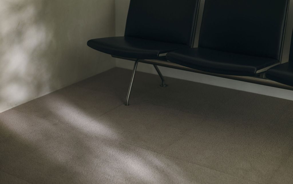 ベージュのWOOLTILE for Contractの上にソファが置かれている