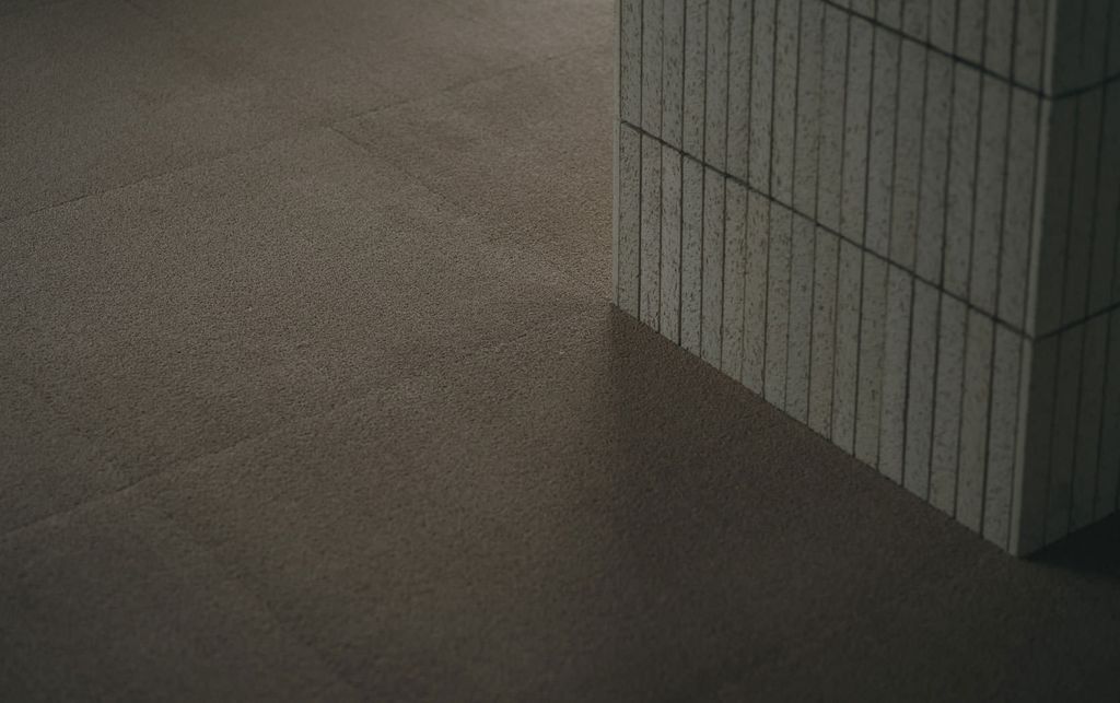 大きな柱のある空間に敷かれたWOOLTILE for Contract