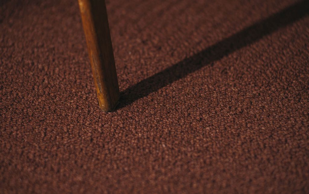 レッドのWOOLTILE for Contractと椅子の足元にズームした画像