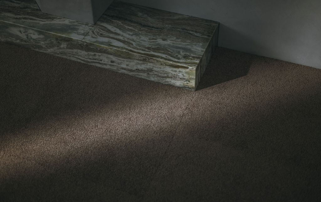 石材の内装と光が当たるWOOLTILE for Contract