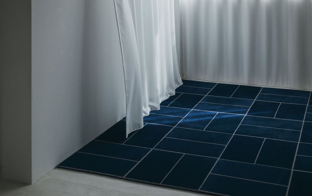 ブルーのふたつの柄を交互に組み合わせて多様なデザインを表現したWOOLTILE for Home