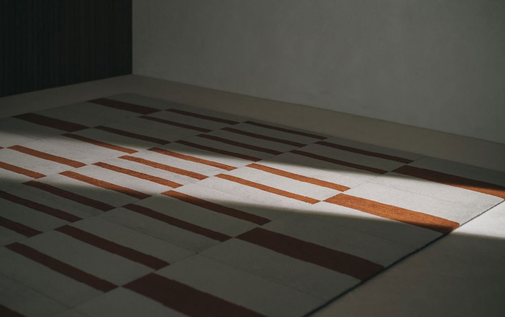 オレンジのラインをもつ複数のWOOLTILE for Homeで構成されるデザイン