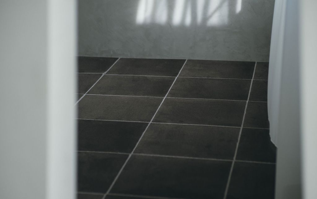 カーテンのある空間に敷き詰められるグレーのWOOLTILE for Home