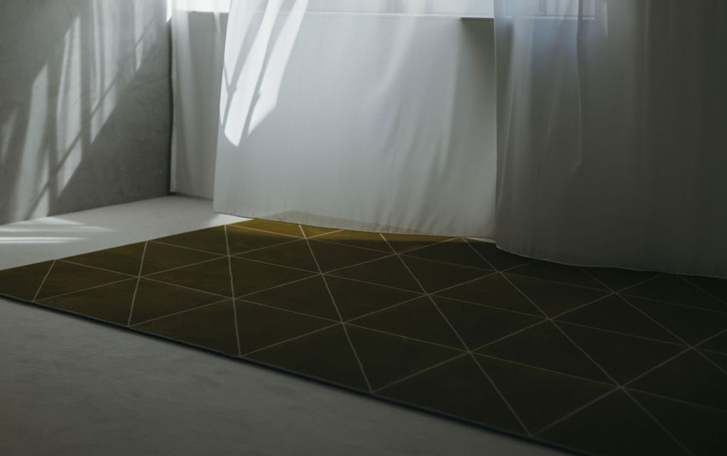 ひとつひとつの斜めのラインが入ったWOOLTILE for Homeで構成される空間