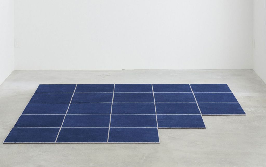 コンクリートの床に敷かれたブルーのWOOLTILE for Home