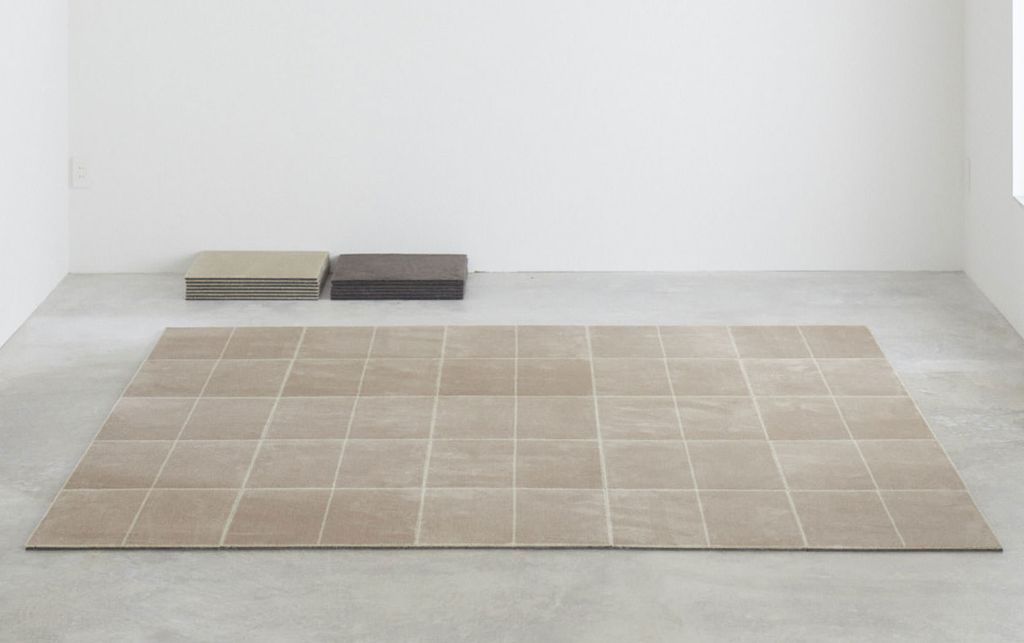 コンクリートの床に敷かれたベージュのWOOLTILE for Home