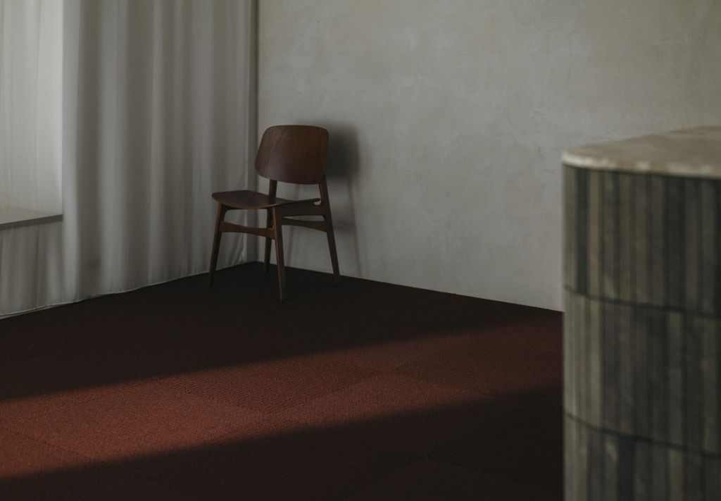 部屋に敷き詰められたレッドのWOOLTILE