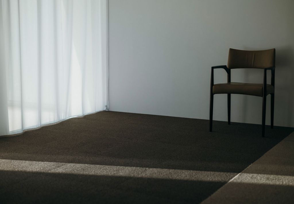 部屋に敷き詰められたブラウンとベージュのWOOLTILE